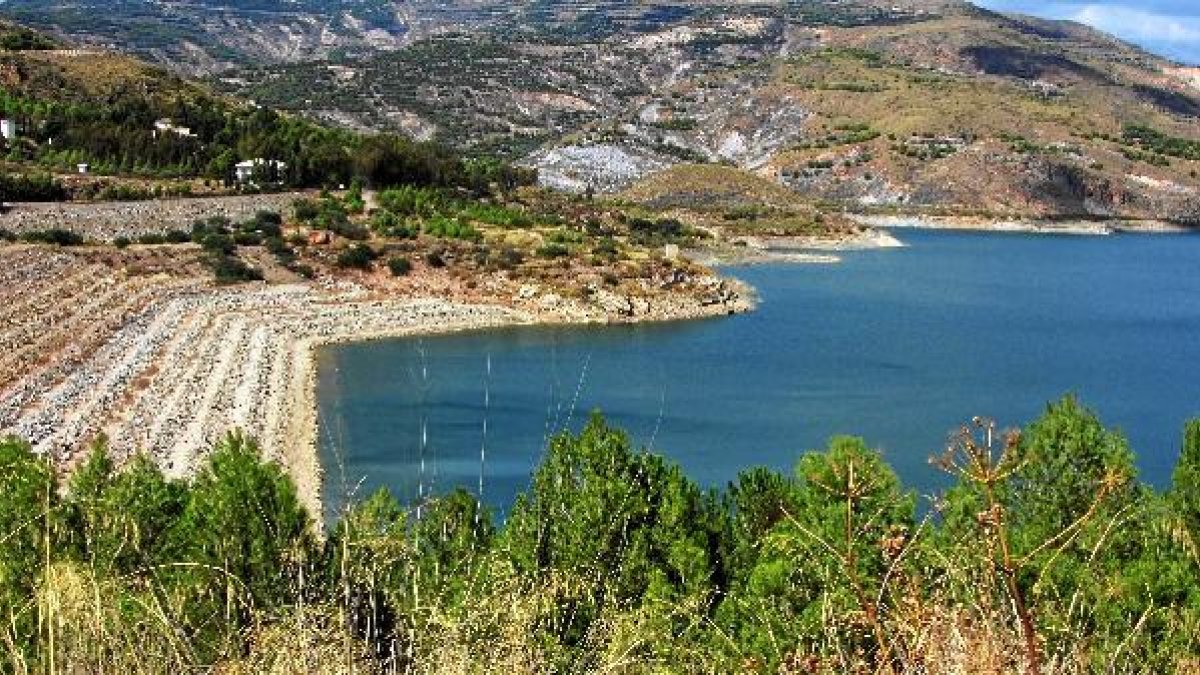 El embalse de Benínar se encuentra situado en los municipios de Berja y Alcolea. tyle>.ap
