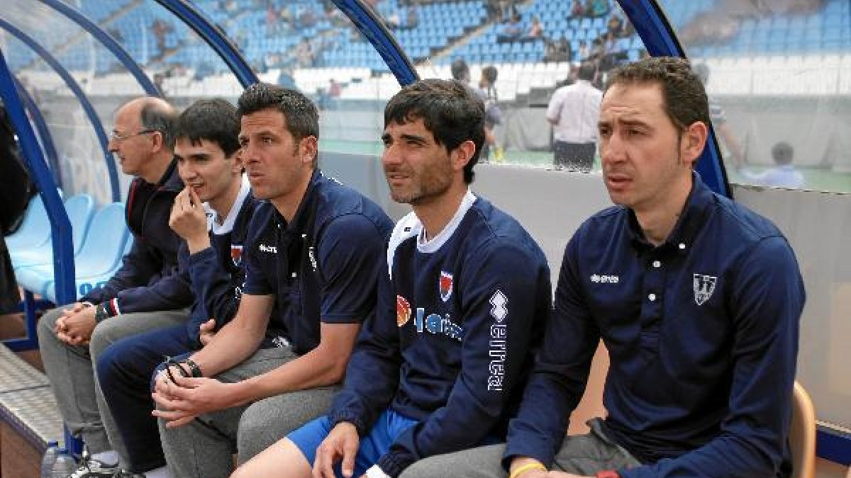 Pablo Machín en el banquillo del Mediterráneo dirigiendo al Numancia.tyle>.apqj{position:a