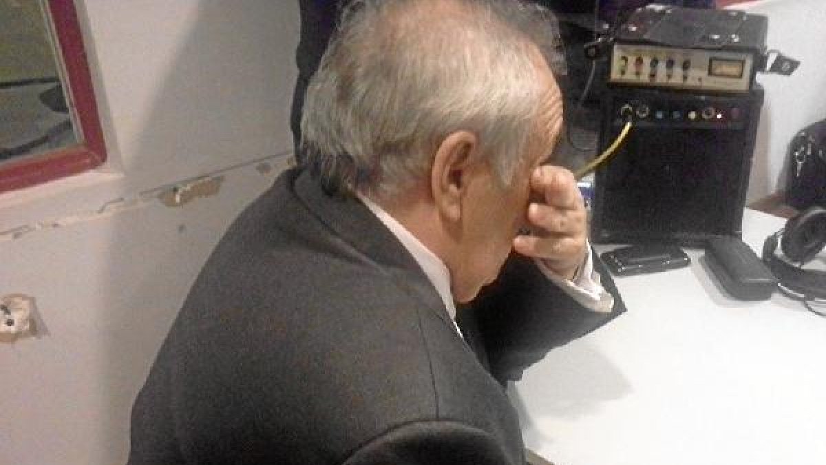 Alfonso García escuchando la rueda de prensa de su entrenador, Francisco.tyle>.apqj{positi