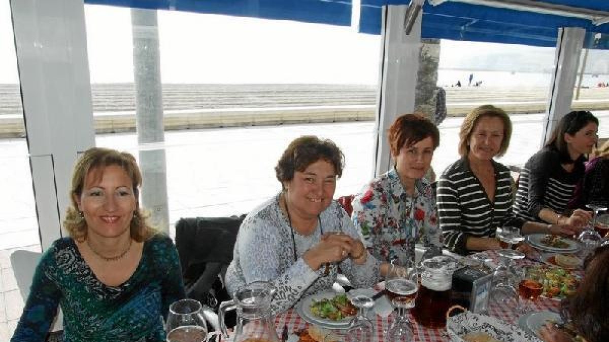 La gerente, Francisca Antón, segunda por la izquierda, junto a otras trabajadoras y directivas