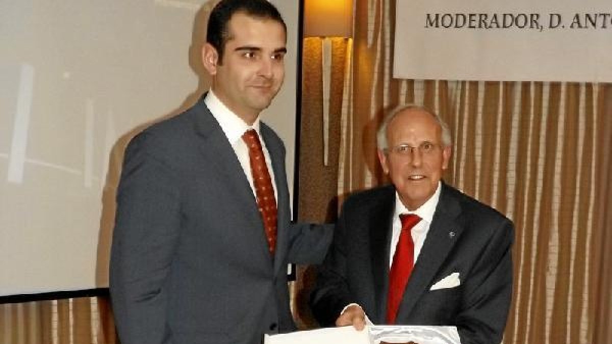 Diego Morata recibe una placa del concejal de Cultura, Ramón Fernández Pachecotyle>.apqj{p