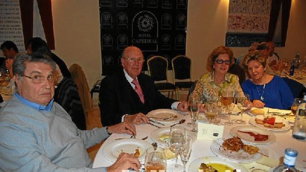 Verdejo, con sus buenos amigos Manuel Cuesta y María José Rapallo, y su esposa, Francisca Reche