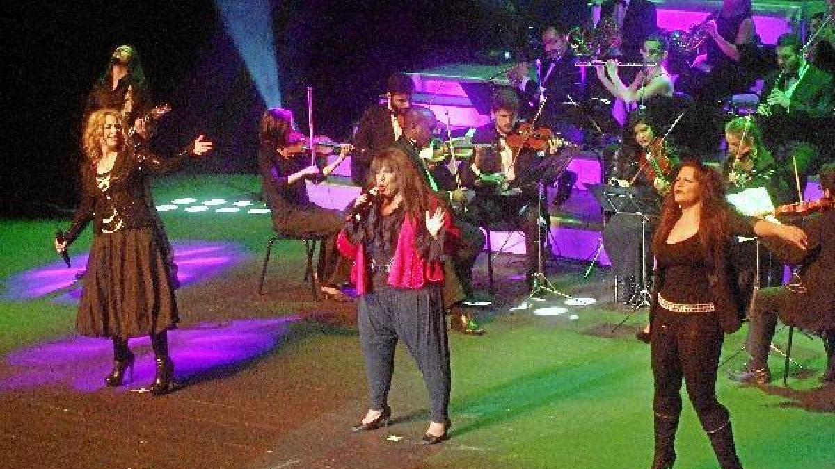 Los solistas ejecutaron una actuación formidable durante toda la noche La voztyle>.apqj{po