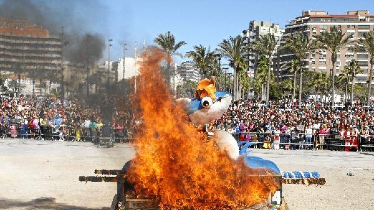Las Almadravillas ha acogido gran número de carnavaleros y almerienses en general para disfrutar con