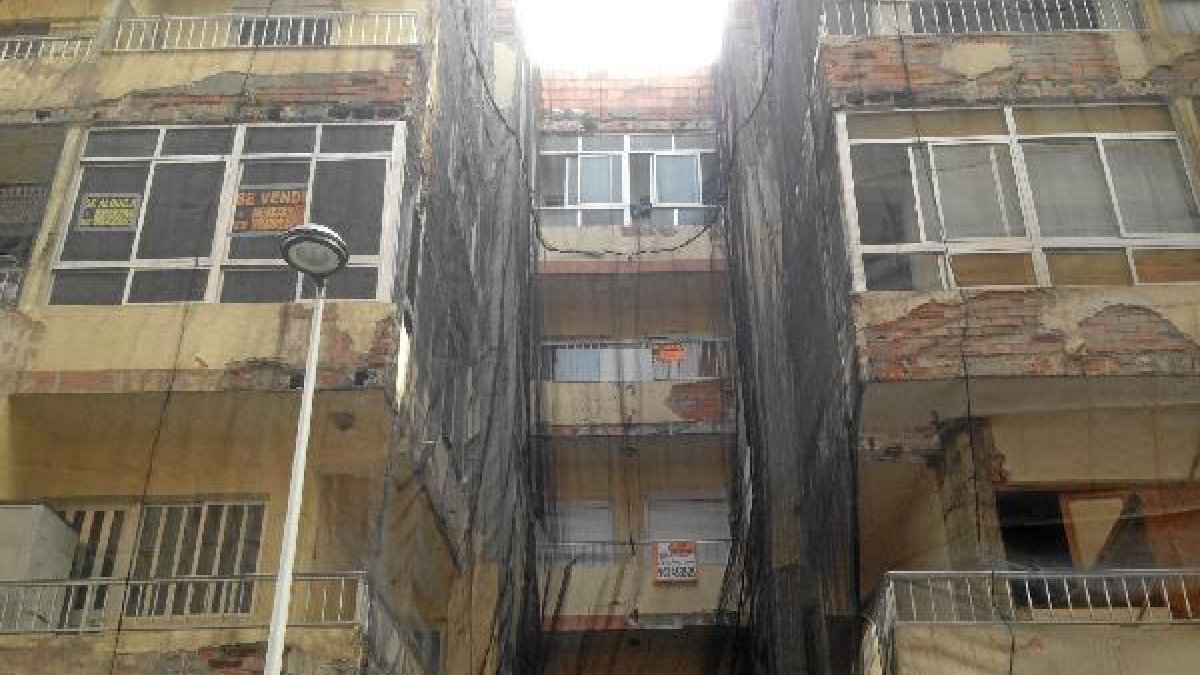 Edificio en rehabilitación de la calle Quesada. e;clip:rect(469