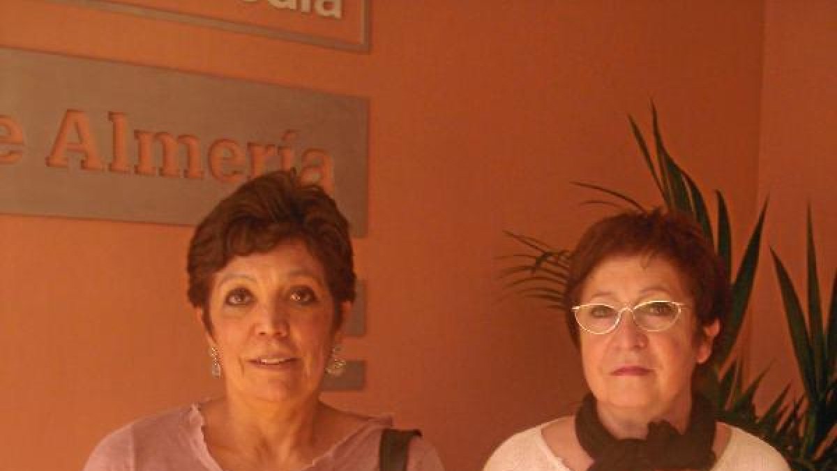 María jesús eresta a la derecha, y María Antonieta Delpino, con los estudios. tyle>.apqj{p