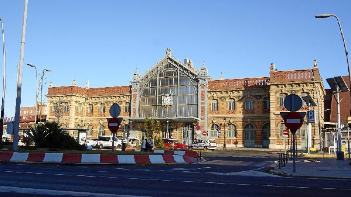 Fachada de la estación que se encuentra actualmente cerrada al público. tyle>.apqj{positio