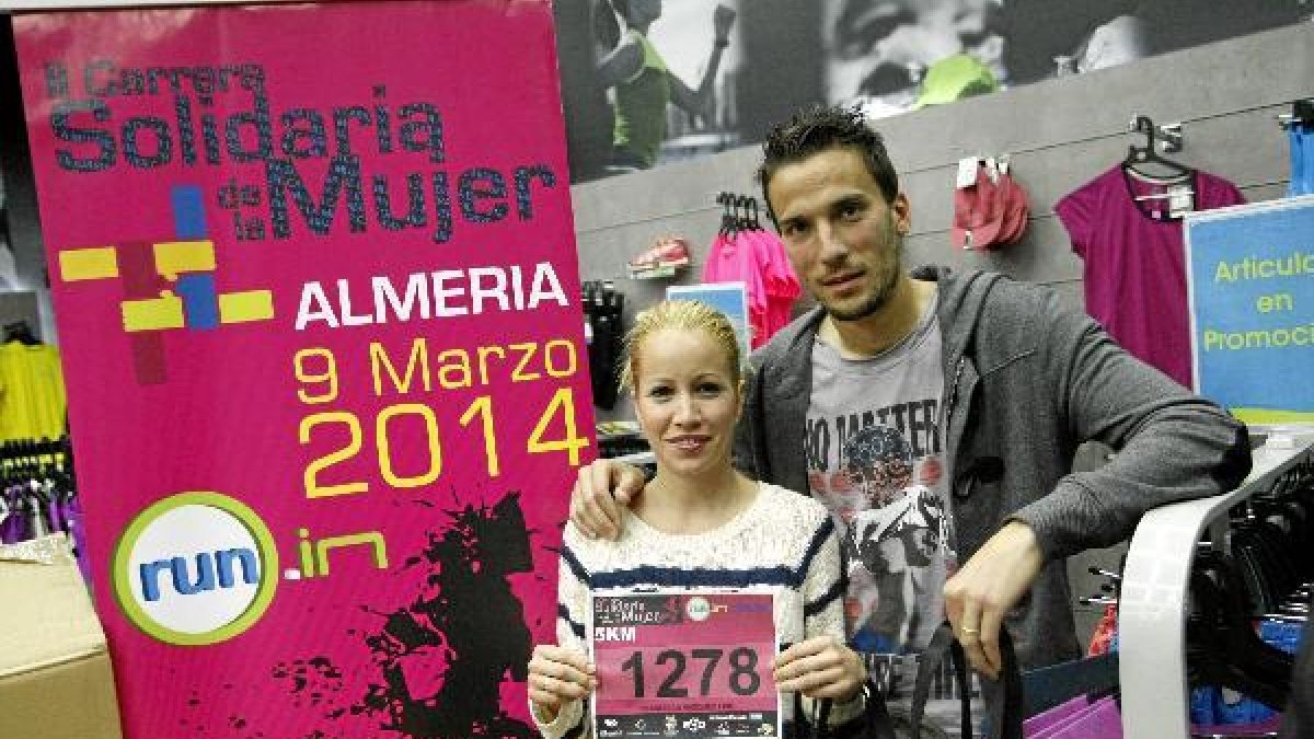 El futbolista del Almería, Óscar Díaz, con su mujere;clip:rect(