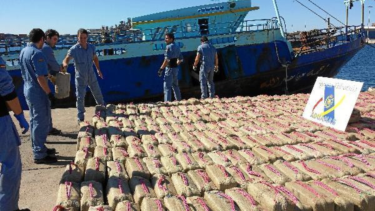 Imagen de los fardos de hachís incautados en esta operación.e;c