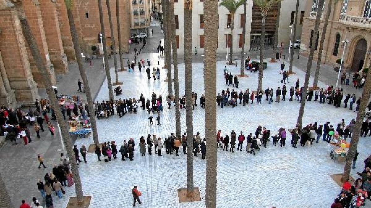 Colas en la Plaza de la Catedral para el besapiés del Medinaceli.tyle>.apqj{position:absol