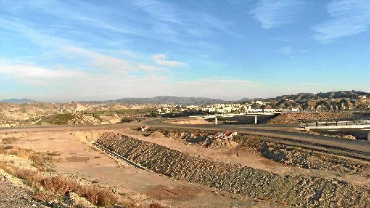 Tramo de la autovía del Almanzora con las obras paralizadas.e;c