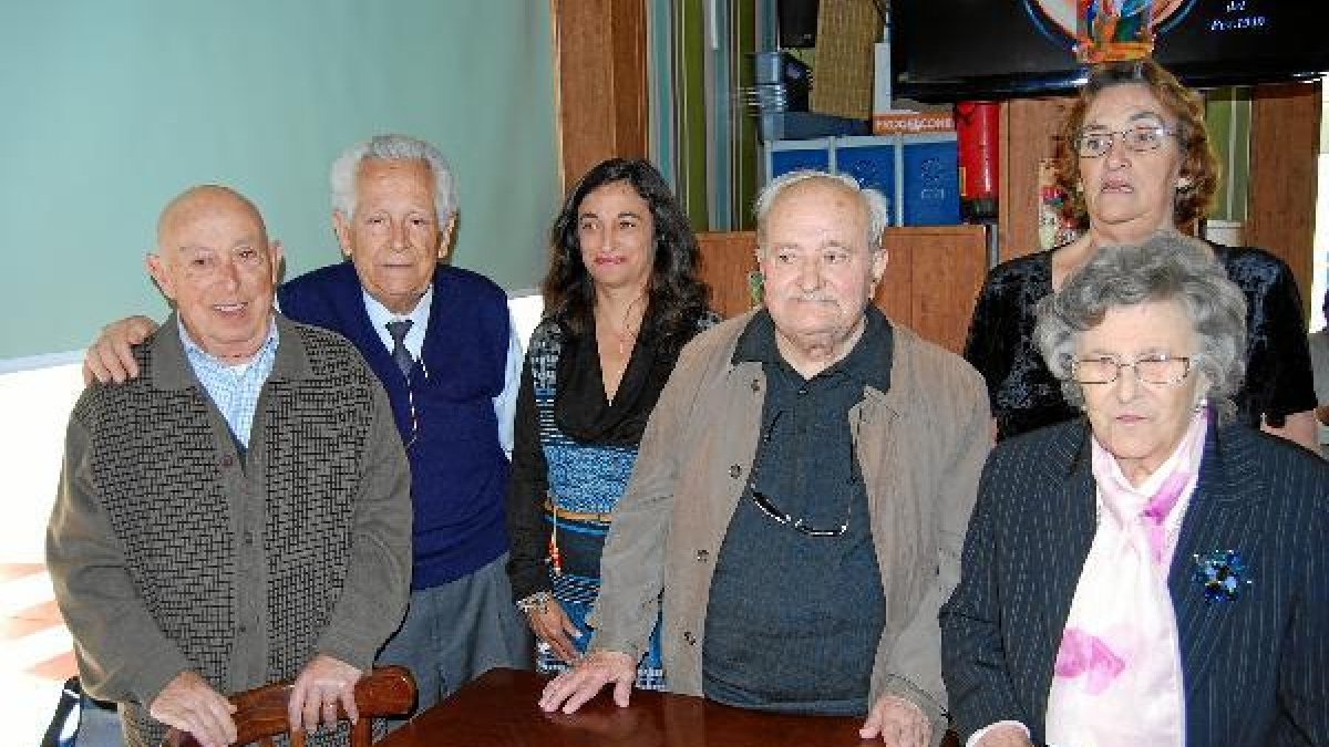 Cincuenta años después se reencontraron tras el cierre  del taller. tyle>.apqj{position:ab