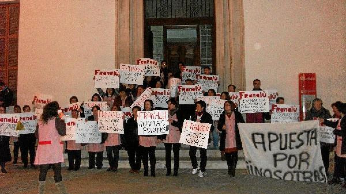 Concentración a las puertas del Ayuntamiento en defensa de Franalú. tyle>.apqj{position: