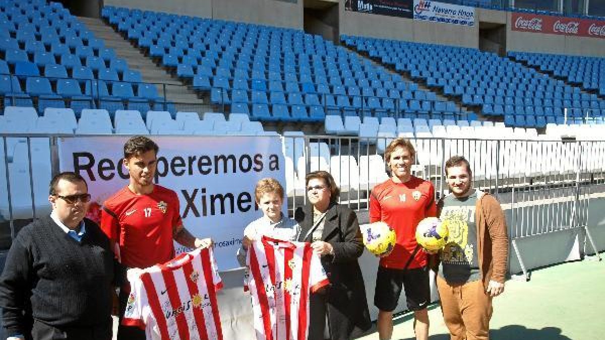 El Almería sorteó dos balones y dos camisetas firmadas por la plantilla.tyle>.apqj{positio