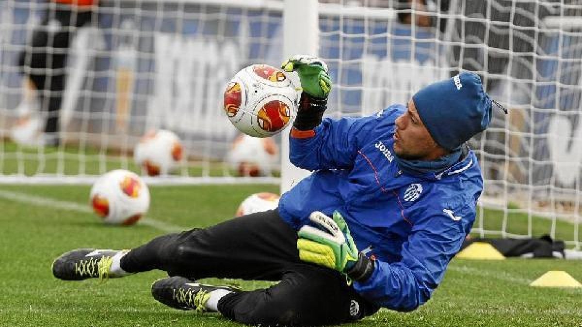 Diego Alves en un entrenamiento con el Valencia.e;clip:rect(469