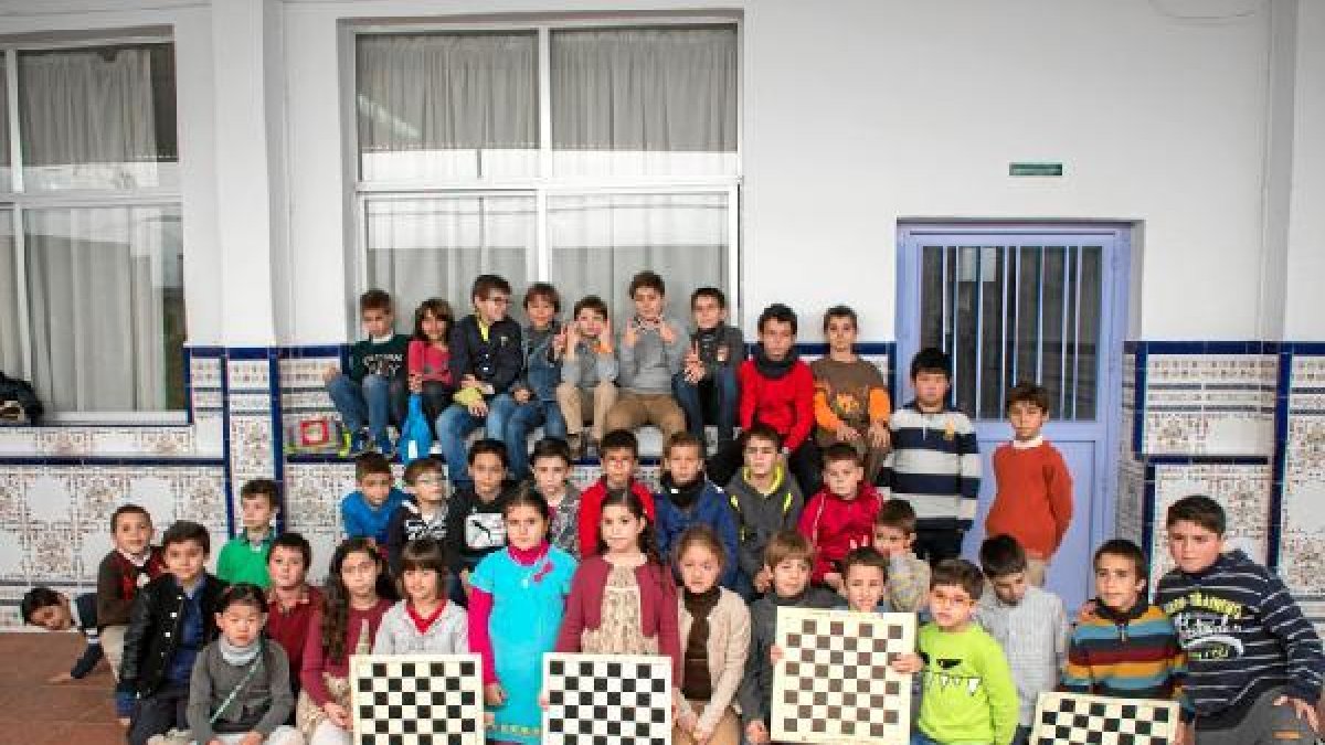 primeros clasificados y resto dParticipantes en la Liga Municipal de Ajedrez.tyle>.apqj{po