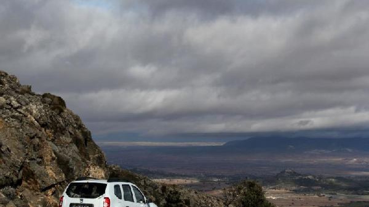Un 4x4 se asoma a un mirador desde donde se aprecia parte del Valle.tyle>.apqj{position:ab