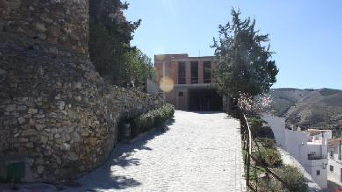 Edificio que albergará en unos meses el museo de historia de Serón, al fondo.tyle>.apqj{po