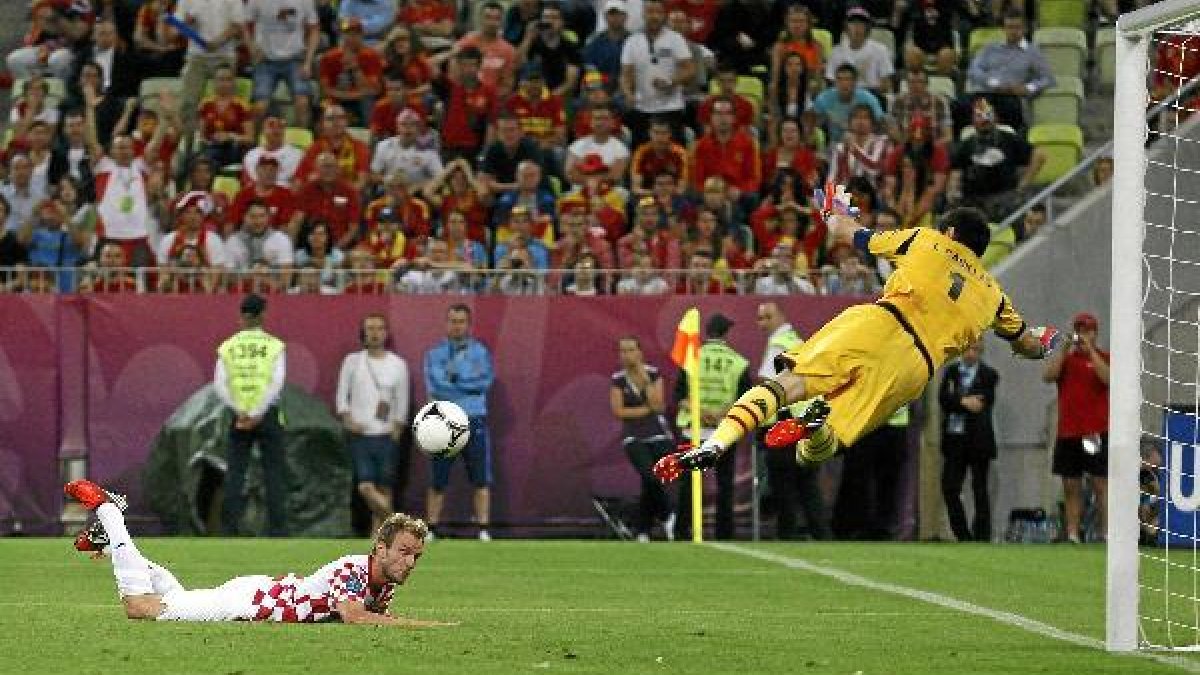 Rakitic en un partido con Croacia frente a España.e;clip:rect(4