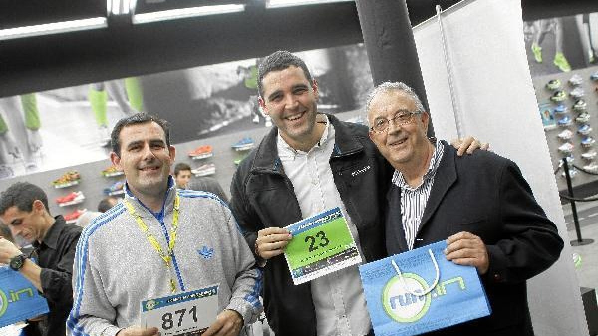 Francis Miras, Juanjo Alonso y Guillermo Blanes en la tienda Run.In.tyle>.apqj{position:ab