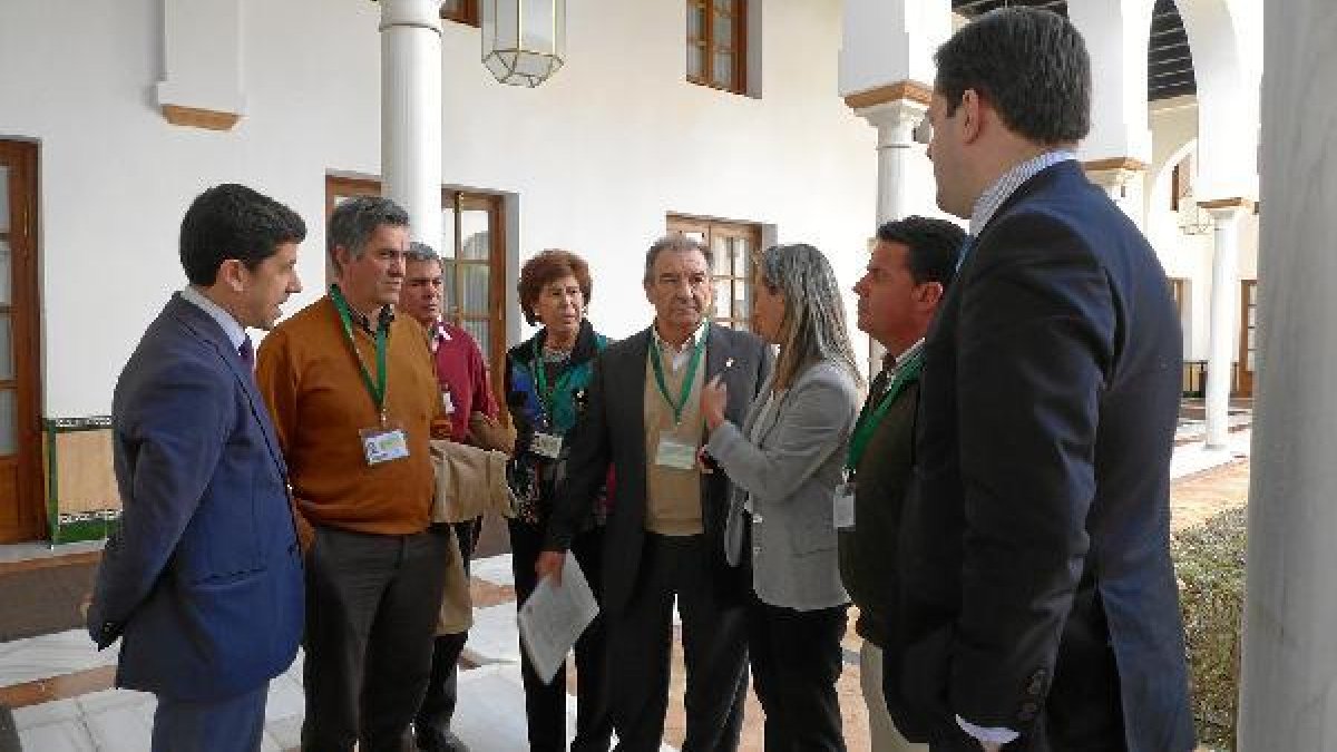 Parlamentarios del PP con representantes de ELAS.e;clip:rect(46