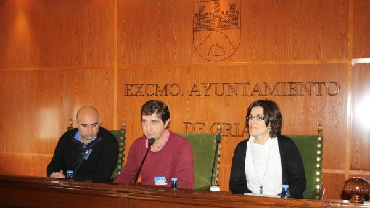 El alcalde orialeño (centro) durante las jornadas turísticas.e;