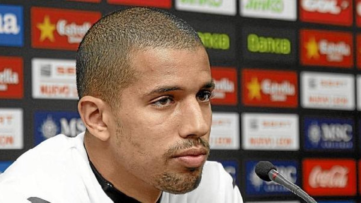 El internacional argelino se ha quedado en tierra.e;clip:rect(4