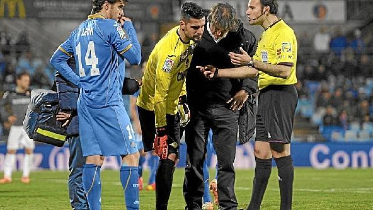 Moyá se lesionó en el Coliseum en el partido frente al Espanyol.tyle>.apqj{position:absolu