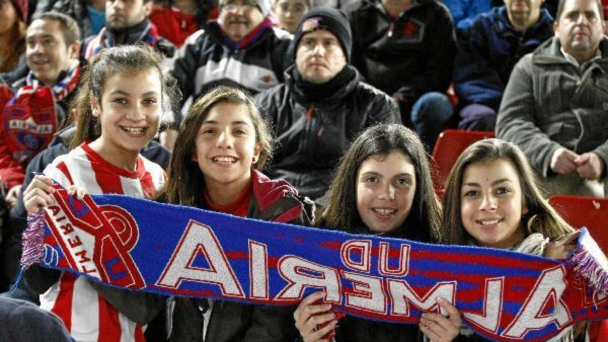 Los seguidores del Almería vuelven a los partidos del bocadillo.tyle>.apqj{position:absolu