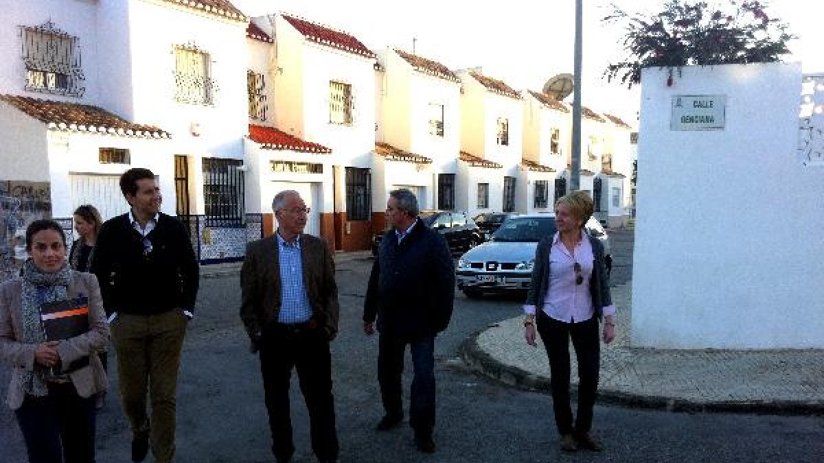Alcalde y teniente alcalde visitan el barrio de La Ponderosa.e;
