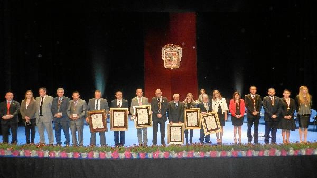 Los galardonados, junto a los miembros de la Corporación municipal de Huércal-Overa.tyle>.