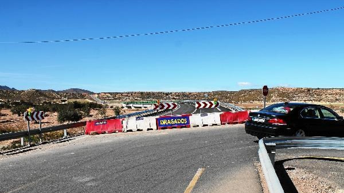 Punto de desvío de la carretera A-350 y que ya se ve acabado.e;