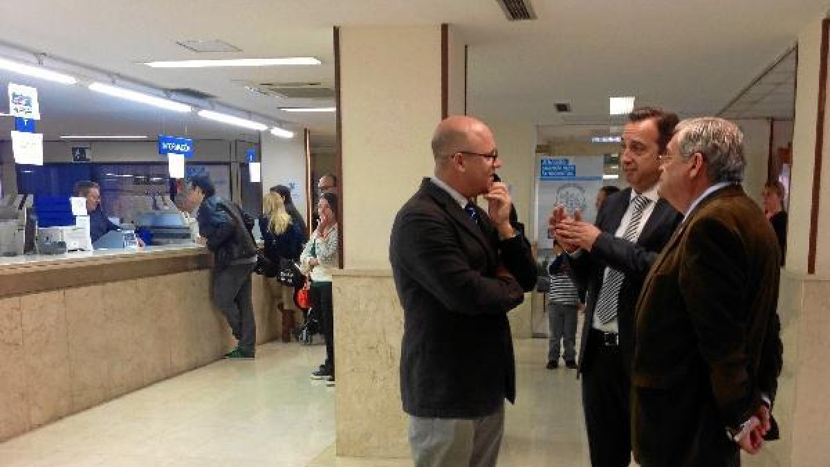 El subdelegado, Andrés García Lorca, el jefe de Tráfico, José María Méndez, y el secretario general