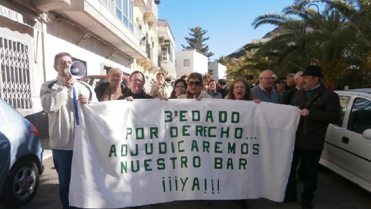 manifestación de la asociación de la Tercera Edad por calles céntricas de Macael.tyle>.apq