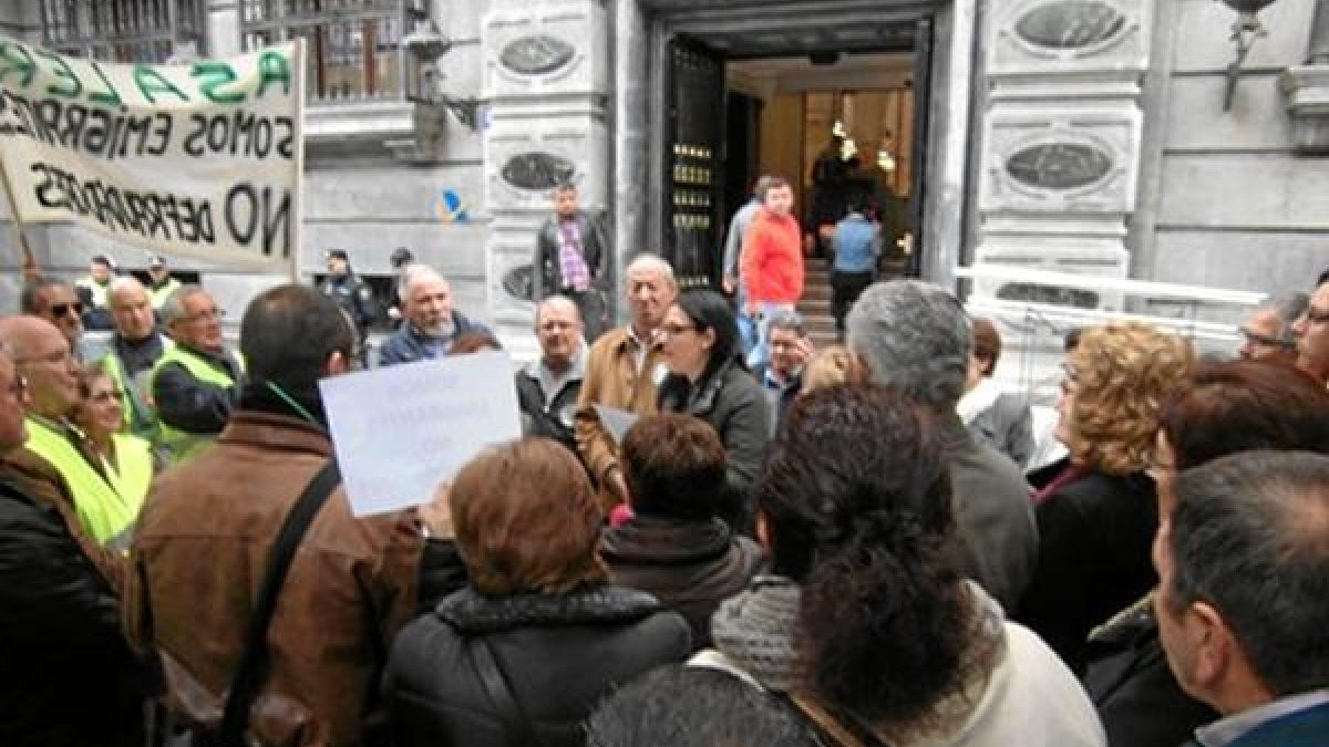 Concentración en febrero de emigrantes retornados ante Hacienda.tyle>.apqj{position:absolu