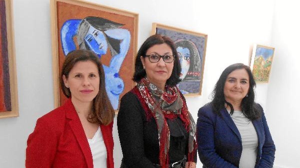 La directora de la Villaespesa, Paqui Cruz, la pintora Paqui Soler y la delegada Isabel Arévalo.