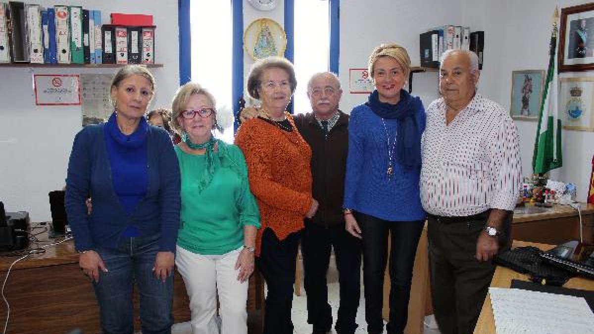 las ediles Francisca Toresano y Eloísa Cabrera, con la nueva junta directiva.tyle>.apqj{po