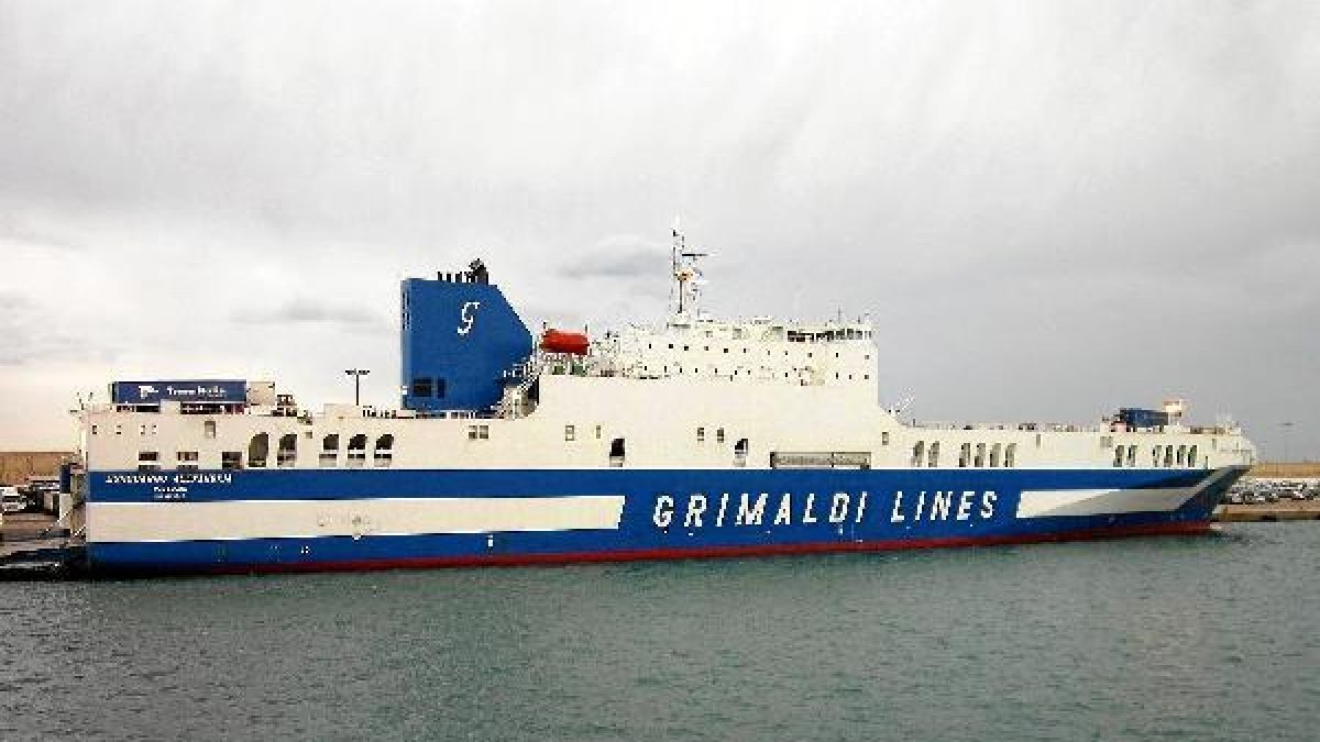 Buque de la naviera Grimaldi atracado en Almeríae;clip:rect(469