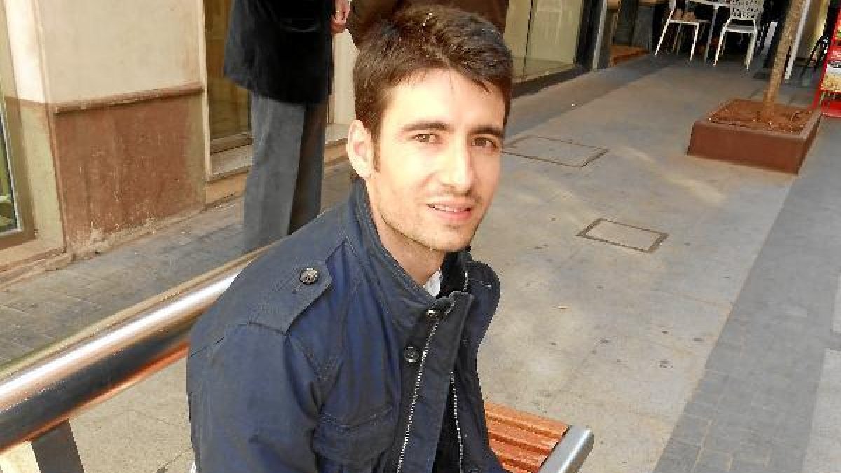 Antonio Cruz Romero con un ejemplar de su publicación en el centro de Almería.