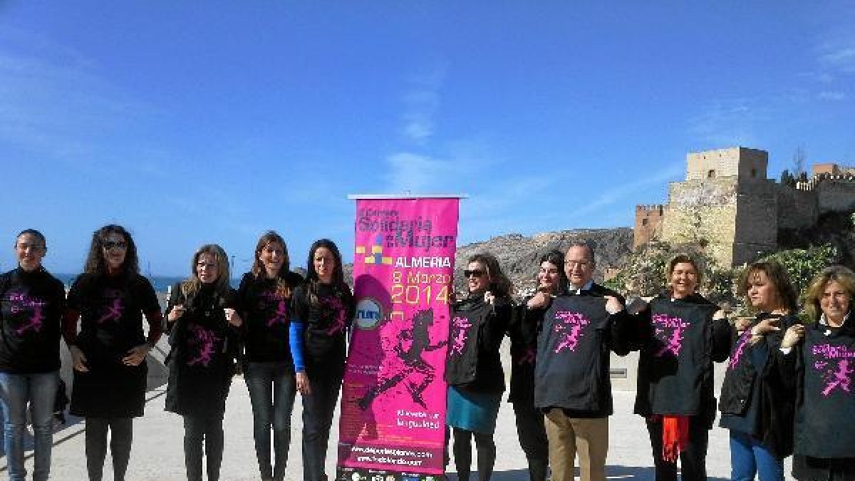 Concejales posando con la camiseta de la carrerae;clip:rect(469