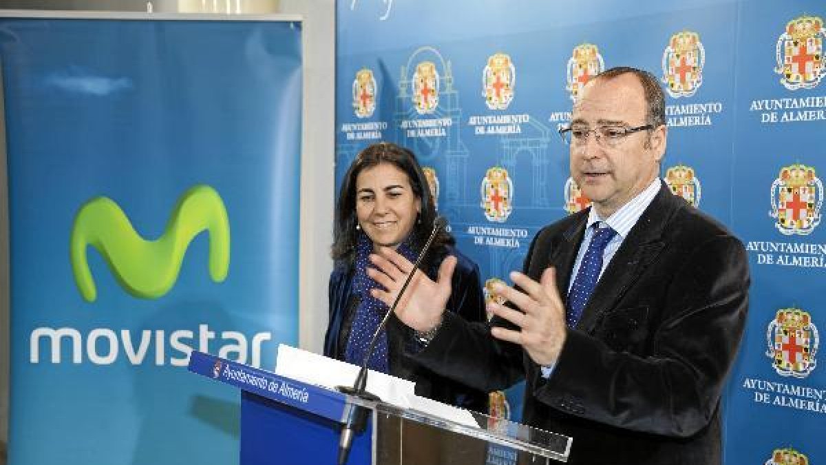 Mª Jesús Almazor y Luis Rogelio Rodríguez-Comendadore;clip:rect