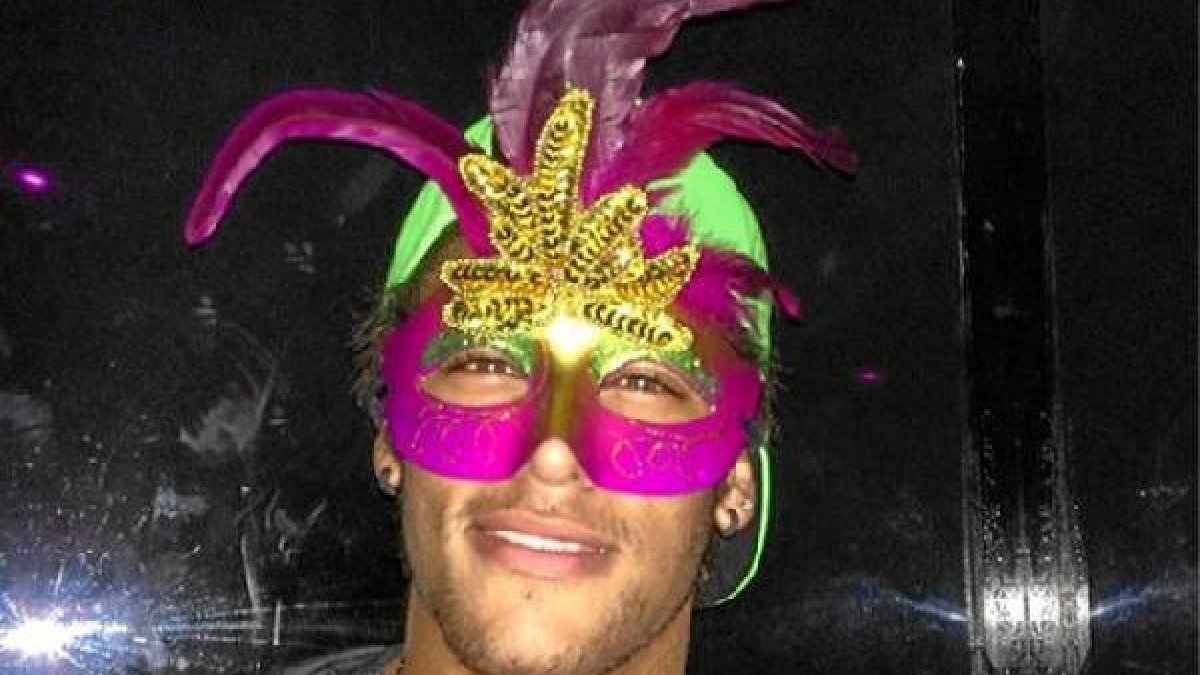 Tras la victoria frente al Almería posó para sus amigos.e;clip: