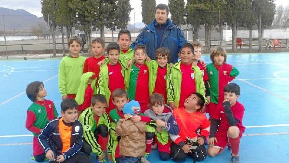 Los campeones posan felices tras conquistar el Torneo de Fuentevaqueros.tyle>.apqj{positio