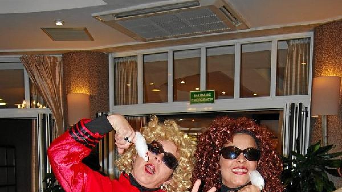 Dos compañeros de la ONCE disfrutan con sus disfracese;clip:rec