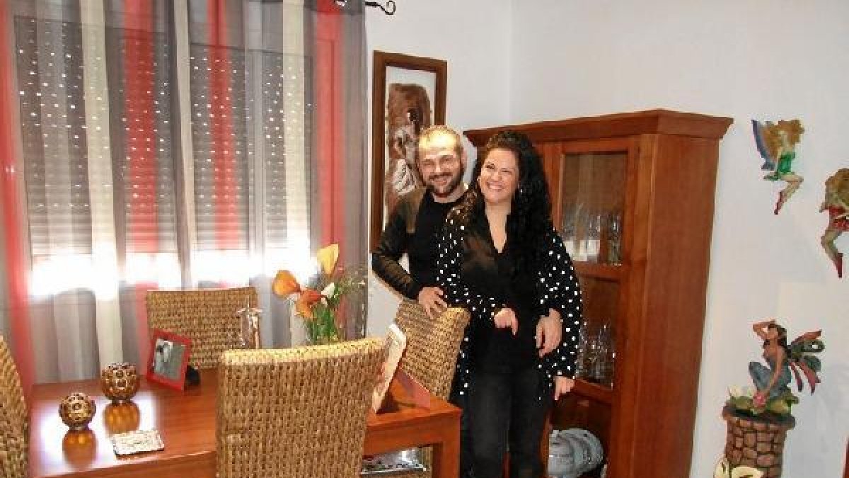Rocío Segura con su pareja, Antonio Patrocinio, hijo, en su casa de Huércaltyle>.apqj{posi