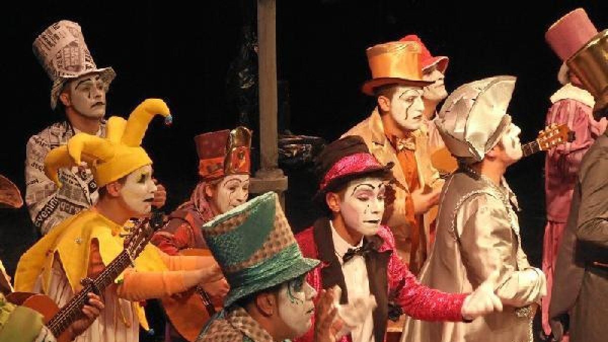 Uno de los momentos de actuación de las comparsase;clip:rect(46