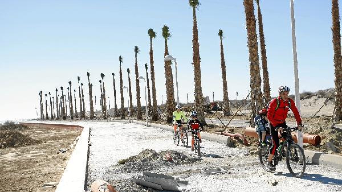 Muchos ciudadanos ya pasean a pesar de que las obras aún no han finalizado.tyle>.apqj{posi