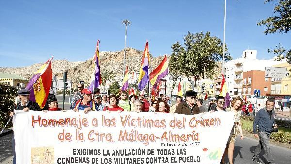 Un centenar  de personas se sumó a la marcha convocada por la dirección general de Memoria Democráti