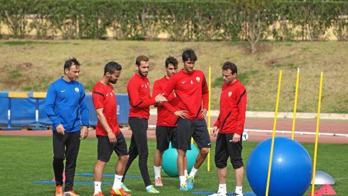 El equipo entrenará el lunes y descansará el martese;clip:rect(