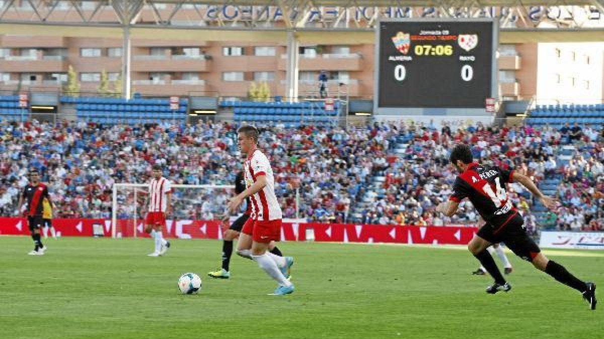 El Rayo ganó en Almería 0 a 1 y allí hay que devolver la moneda.tyle>.apqj{position:absolu